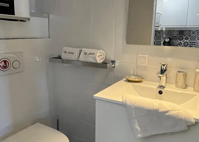 Antoline לינה וארוחת בוקר 4*