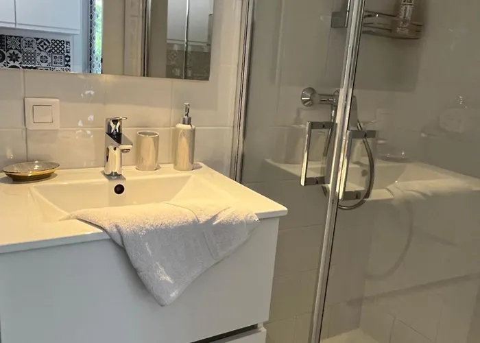 לינה וארוחת בוקר Antoline 4*