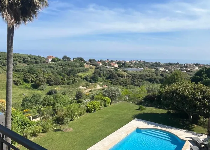 Antoline לינה וארוחת בוקר 4*