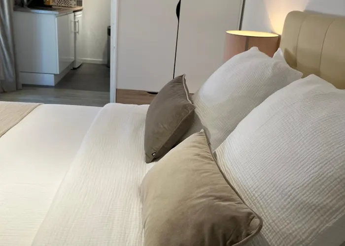 לינה וארוחת בוקר Antoline 4*