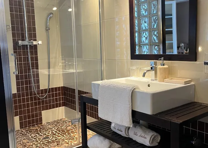 לינה וארוחת בוקר Antoline 4*