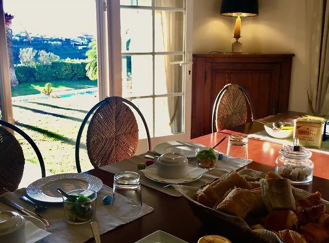 לינה וארוחת בוקר Antoline קאן סור מר